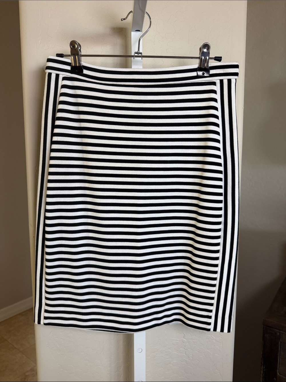 Banana Republic Black and White Striped Pencil Skirt size 2 like new